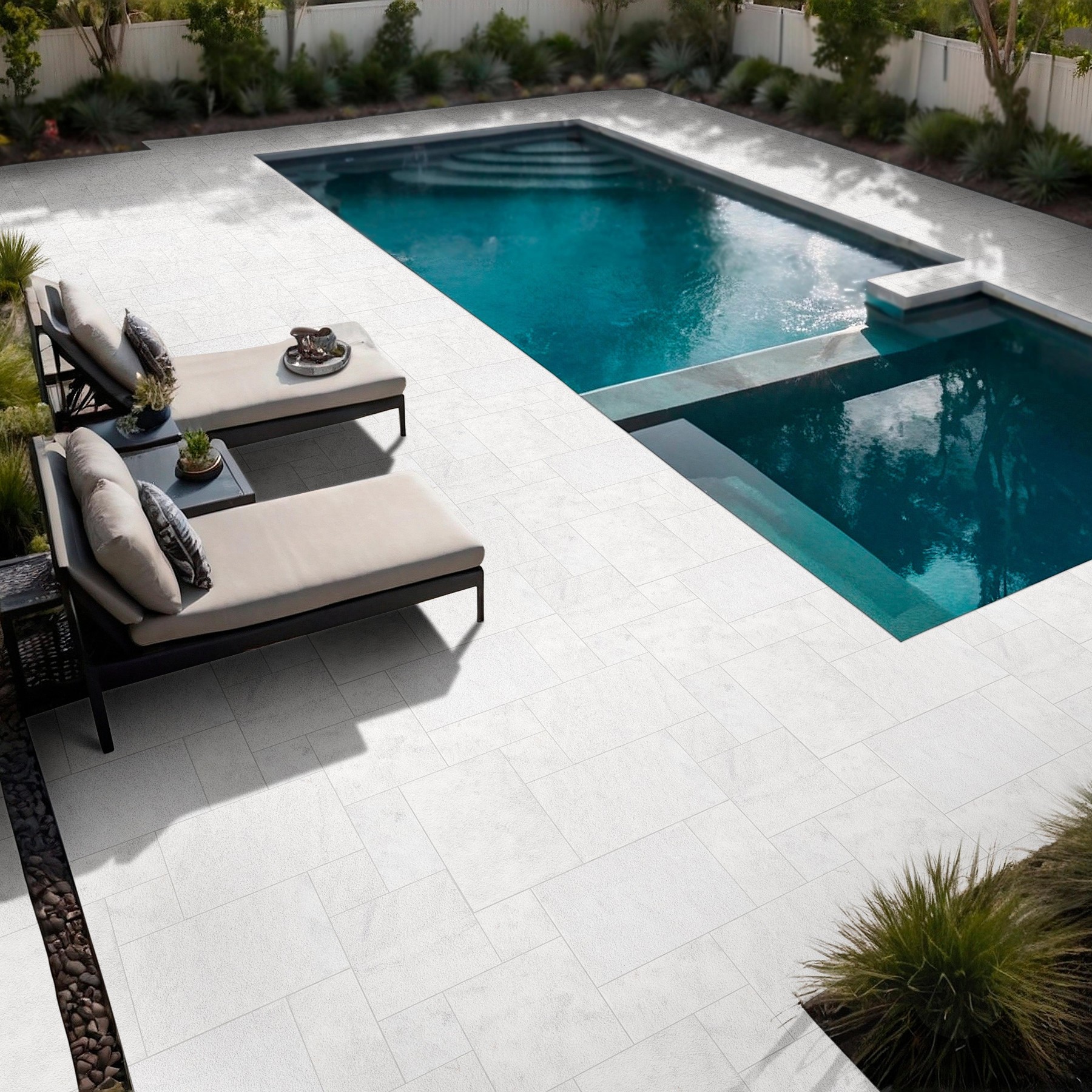 Marmo · Terrazza con piscina: esempio di bordo e pavimentazione intorno alla piscina
