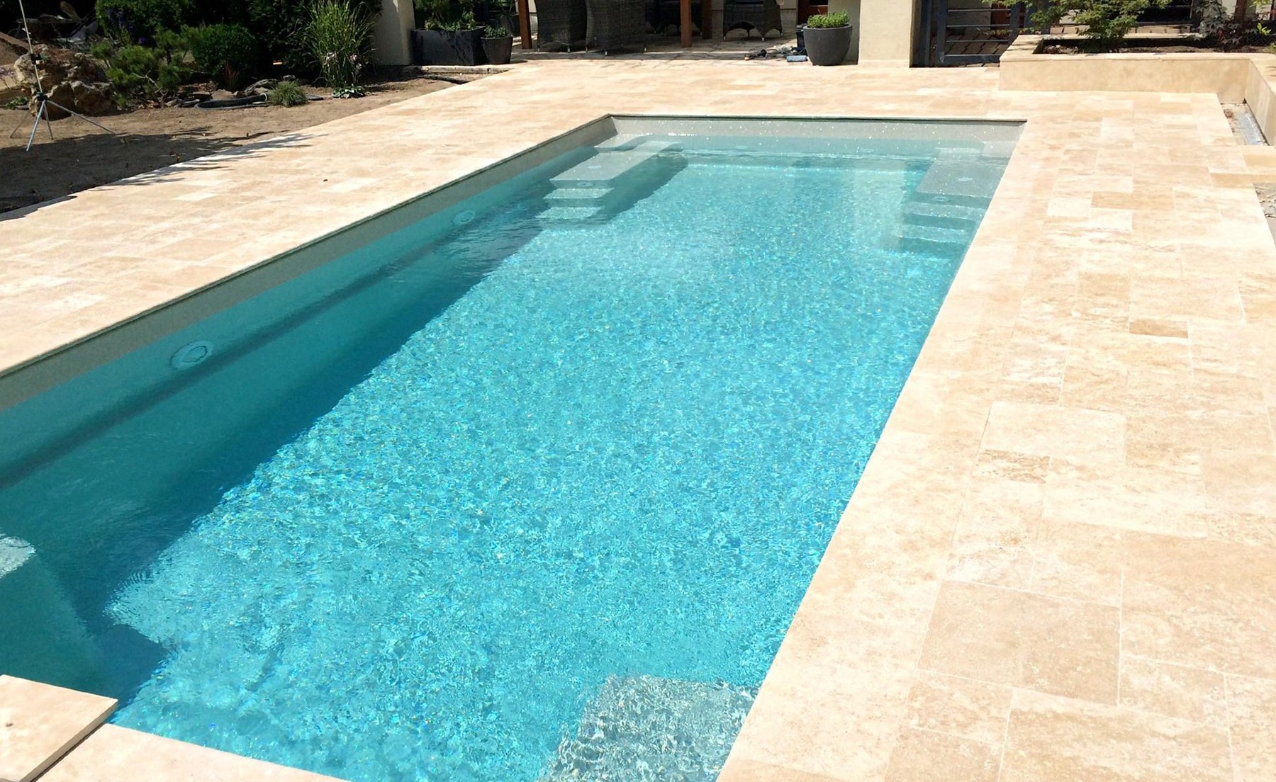 Travertino · Piscina rettangolare: esempio di bordo e pavimentazione intorno alla piscina